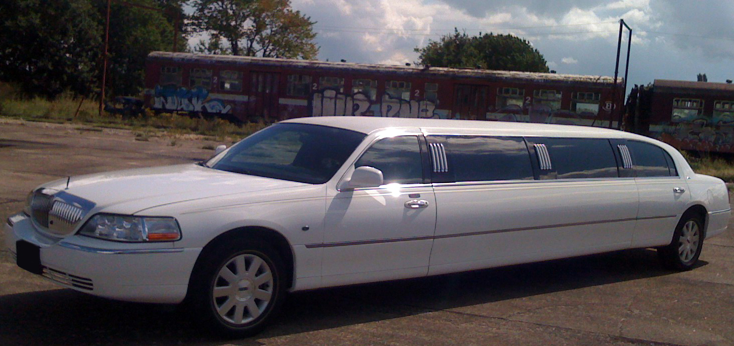 Lincoln White Limousine + Train (Lincoln Limo)